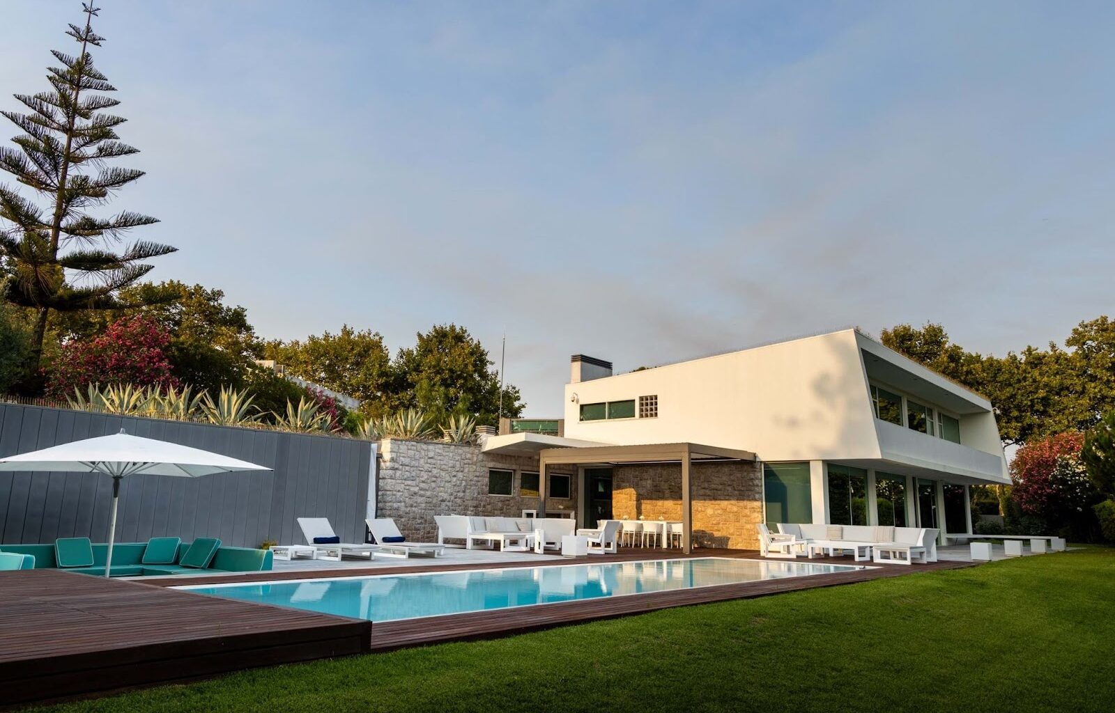 Verão milionário em Cascais: Casas de 5,5 e 9,5 milhões de euros vendidas em semanas