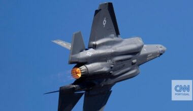 Estava a pilotar um F-35, fez uma videochamada de 50 minutos com engenheiros para resolver um problema no avião - que acabou por explodir numa bola de fogo