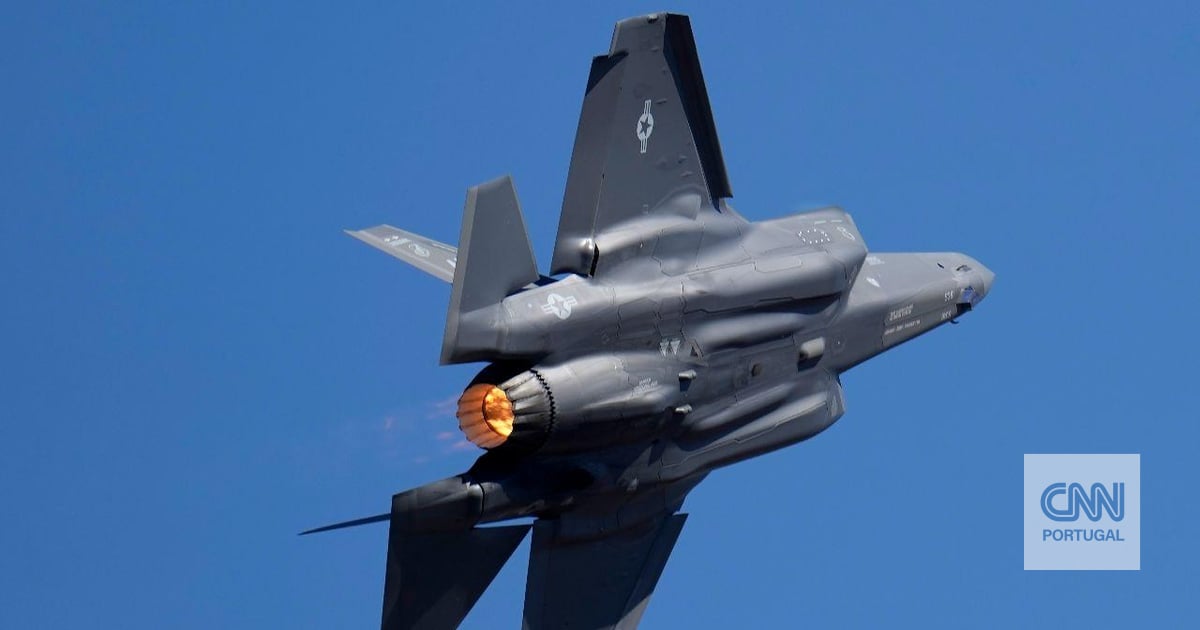Estava a pilotar um F-35, fez uma videochamada de 50 minutos com engenheiros para resolver um problema no avião - que acabou por explodir numa bola de fogo