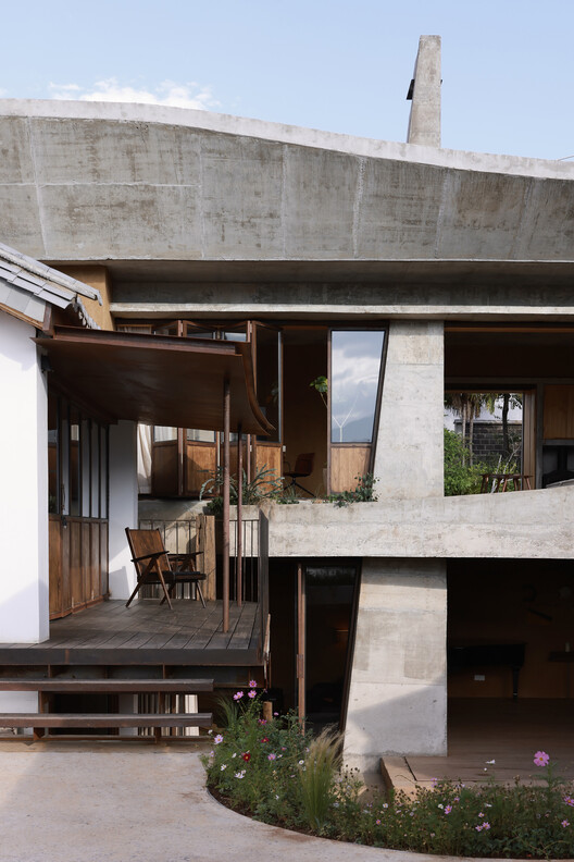 Casa nº 8 na Vila Dongnan / xiān Architects - Fotografia de Exterior, Madeira