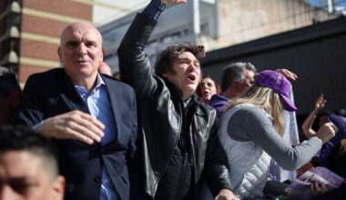 Javier Milei retirado de comício após incidentes com manifestantes