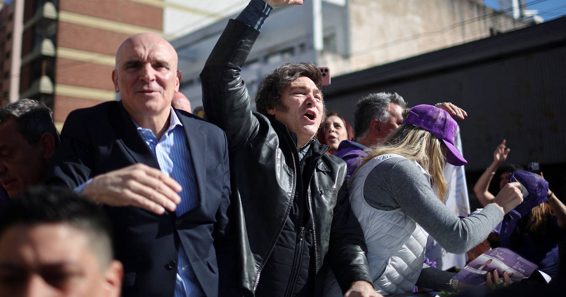Javier Milei retirado de comício após incidentes com manifestantes