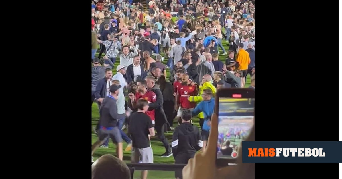 VÍDEO: adeptos invadem o campo, Bruno Fernandes escolta Mbeumo