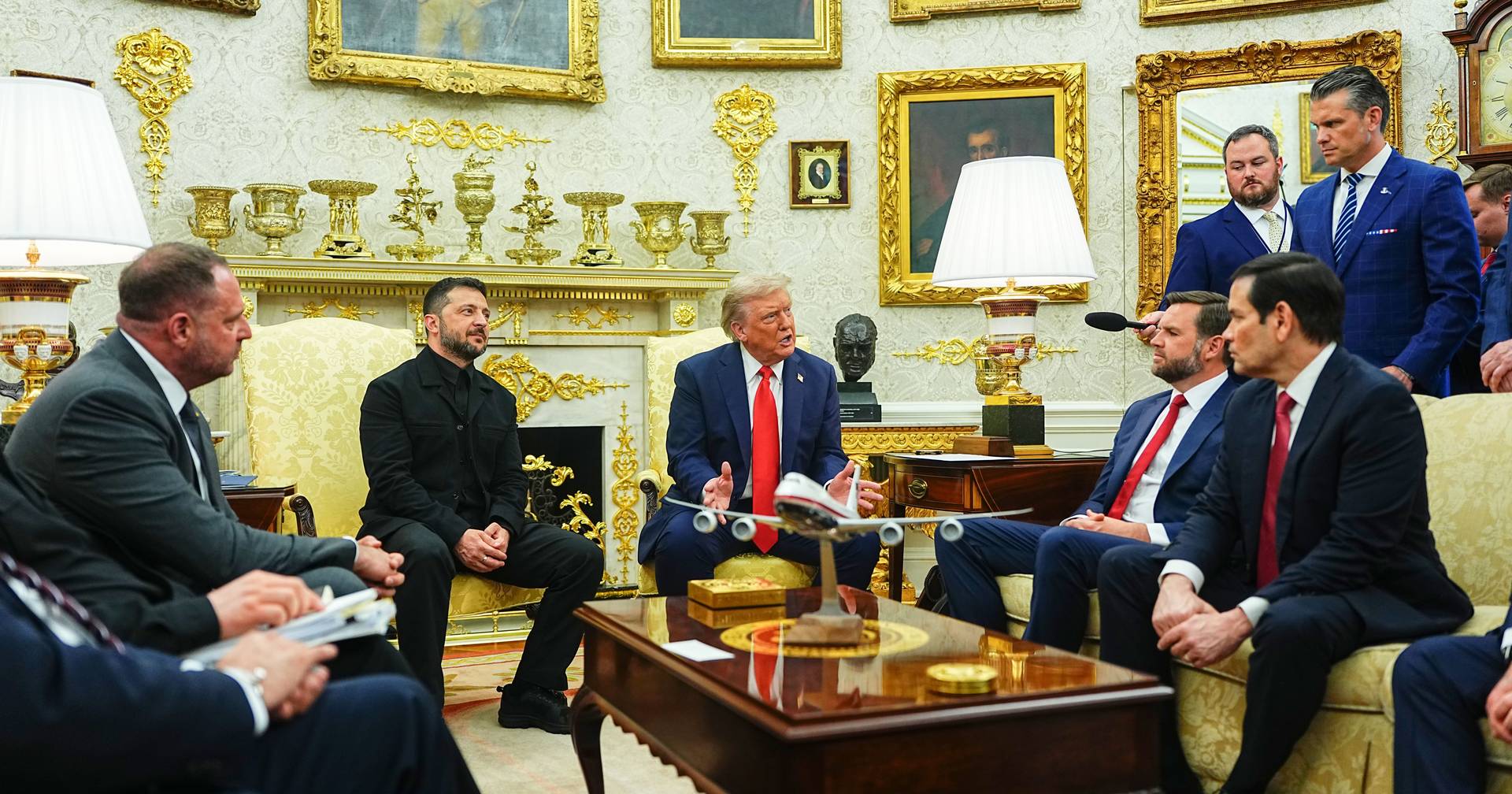 Trump dá “novo brilho” dourado à Sala Oval: decoração polémica usou materiais de baixo custo
