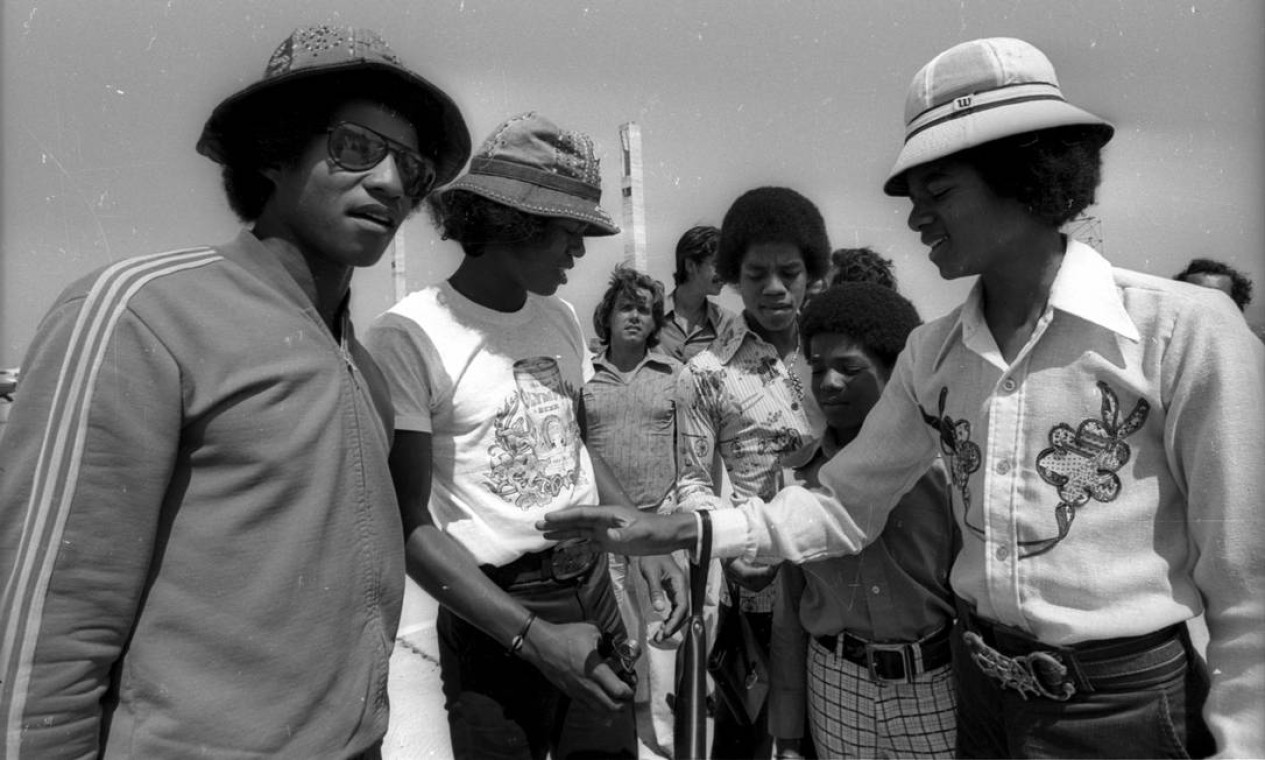 Michael Jackson, ainda adolescente, desembarca pela primeira vez no país, no Aeroporto do galeão, em 1974, acompanhado dos irmãos, com quem formava o grupo The Jackson 5. A turnê do grupo passou por capitais como Rio, Brasília, São Paulo e Belo Horizonte. Ao longo de sua trajetória artística, o astro esteve no Brasil outras duas vezes, já em carreira solo e consagrado com ícone da música internacional: em 1993 e 1996  — Foto: Arquivo / Agência O Globo
