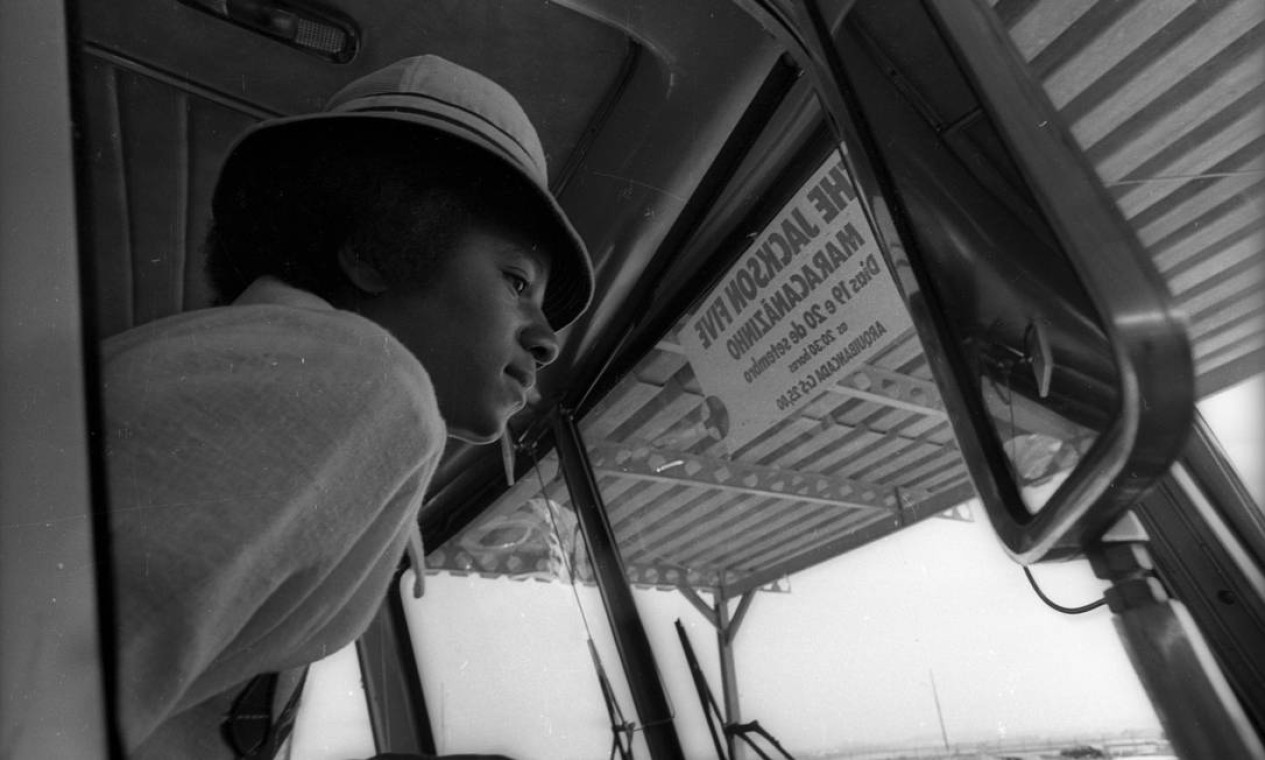 O cantor Michael Jackson, ainda membro do grupo The Jackson 5, chega ao Aeroporto do Galeão, Rio de Janeiro, em 16 de setmbro de 1974  — Foto: Arquivo / Agência O Globo