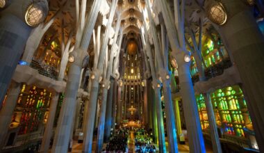 Ativistas climáticas lançam tinta contra basílica da Sagrada Família em Barcelona