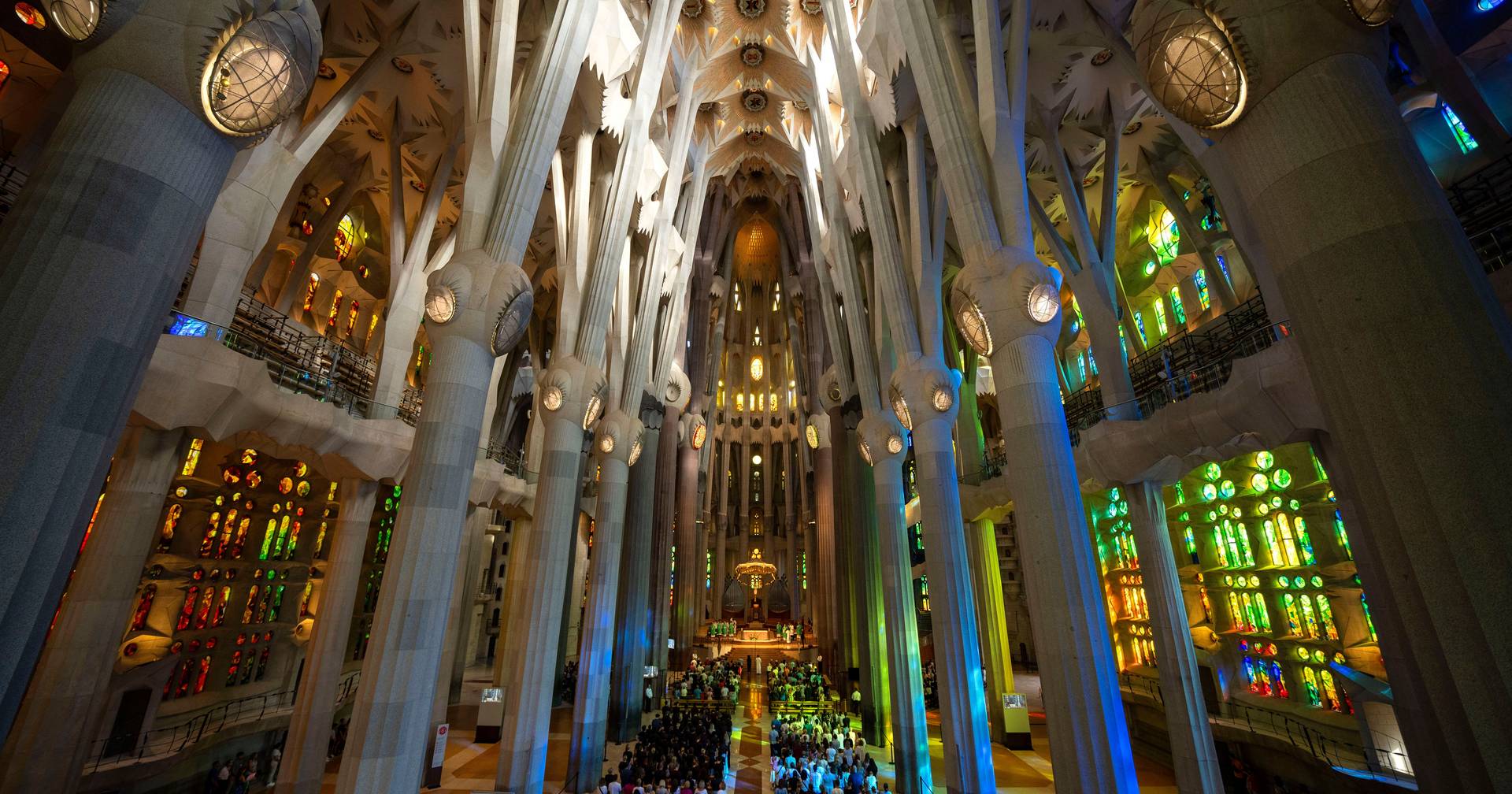 Ativistas climáticas lançam tinta contra basílica da Sagrada Família em Barcelona