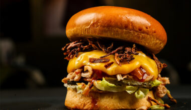 Hamburguer deu origem ao sanduiche, tão popular quanto a pizza (Foto: Freepick)