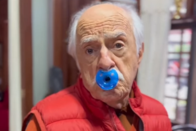 No vídeo, ele coloca uma chupeta na boca e questiona a situação com ironia e humor -  (crédito: Reprodução/Instagram)