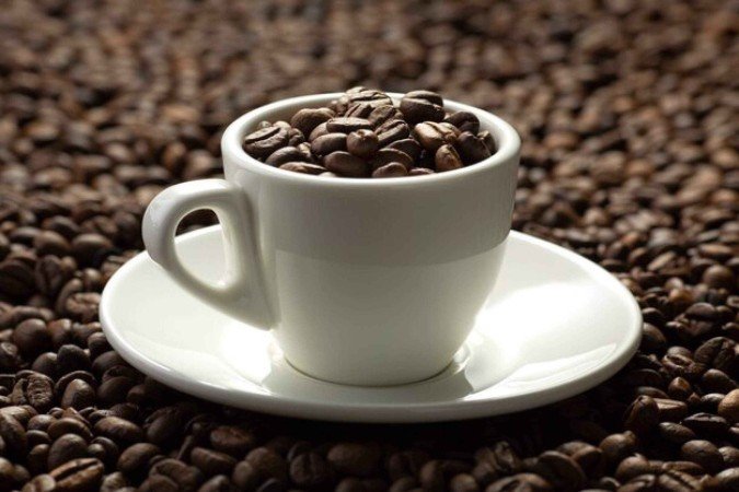 Café consumido nas primeiras horas do dia, melhora o humor e sentimentos negativos -  (crédito: Reprodução/Freepik)