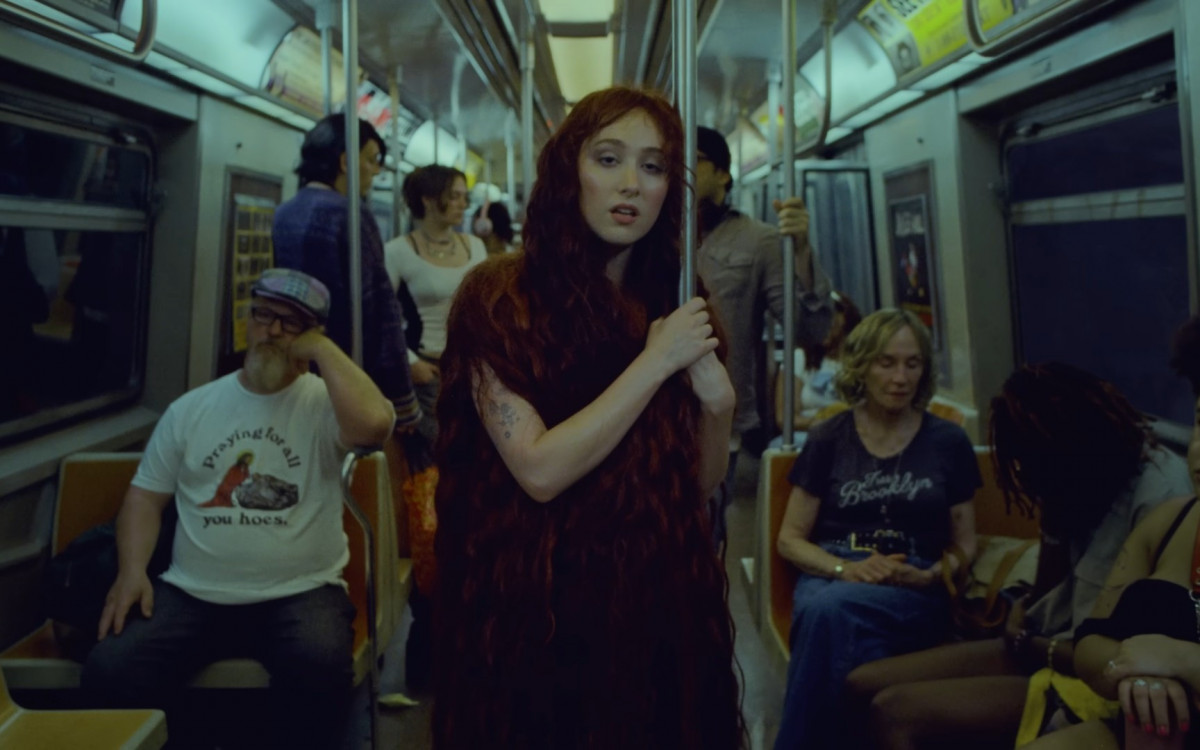Chappell Roan lança música e agita as redes: 'Clipe do milênio' | Diversão