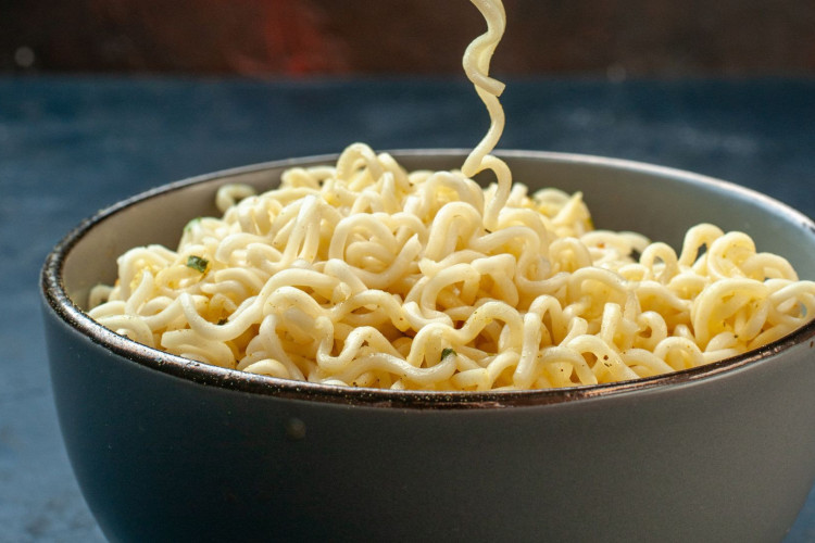 O macarrão instantâneo fica pronto em 3 minutos com o acréscimo de água fervente. 