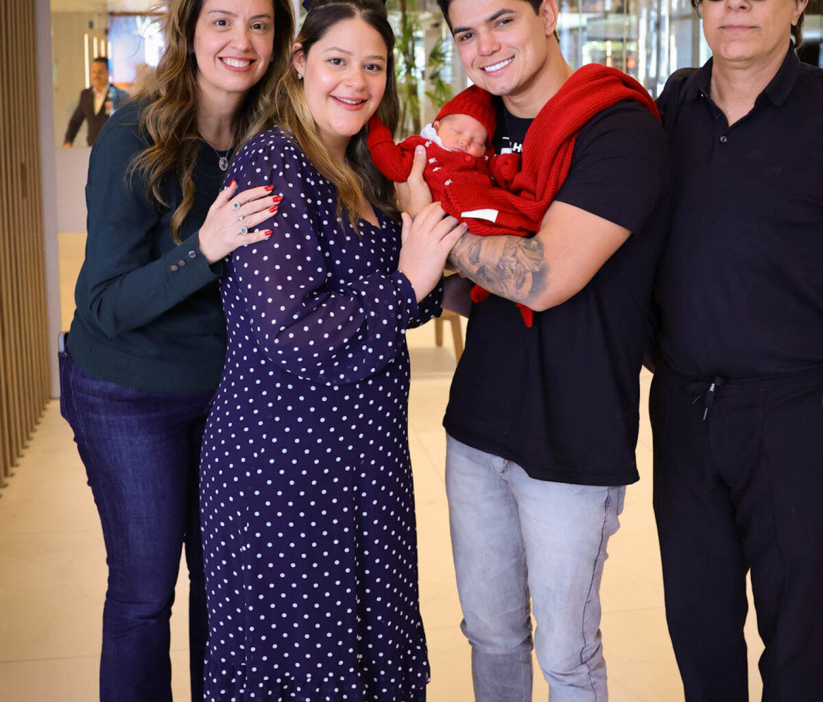 Maria Cavalcante deixa maternidade com a filha Antonella | Celebridades