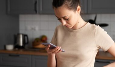 Inclinar a cabeça para usar o celular pode gerar uma carga de até 27 kg