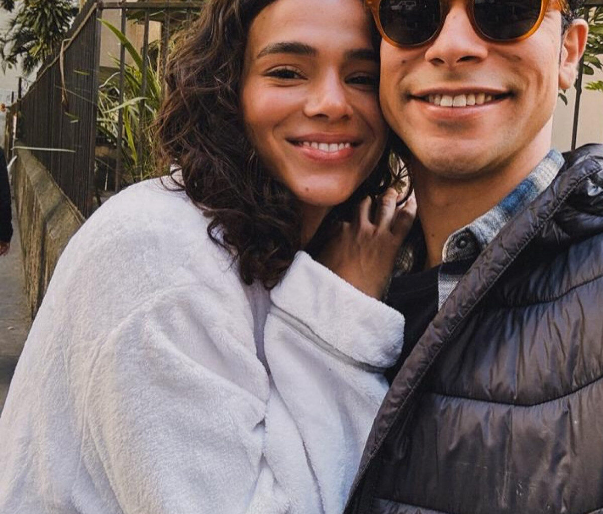 Sérgio Malheiros posa com Bruna Marquezine nos bastidores das gravações de 'Amor Da Minha Vida' | Celebridades