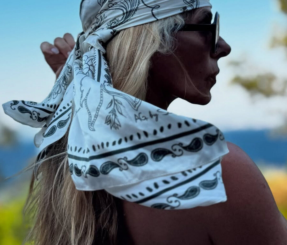 Adriane Galisteu surge de topless e brinca: 'Queria mostrar o lenço' | Celebridades