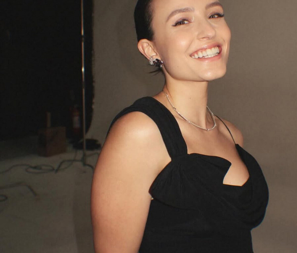 Larissa Manoela surge em bastidores de novo ensaio fotográfico | Celebridades