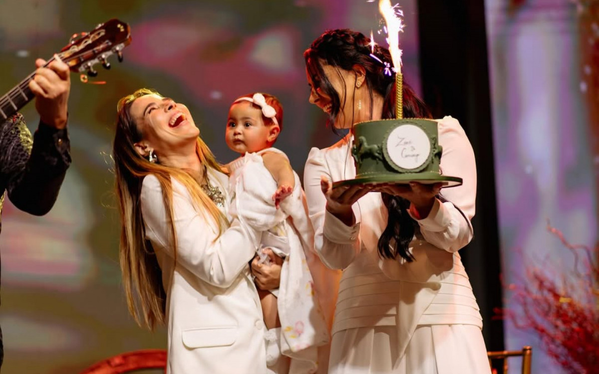 Graciele Lacerda divulga fotos oficiais do batizado da filha com Zezé Di Camargo | Celebridades