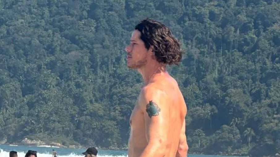 José Loreto na praia do Tombo, em Guarujá 