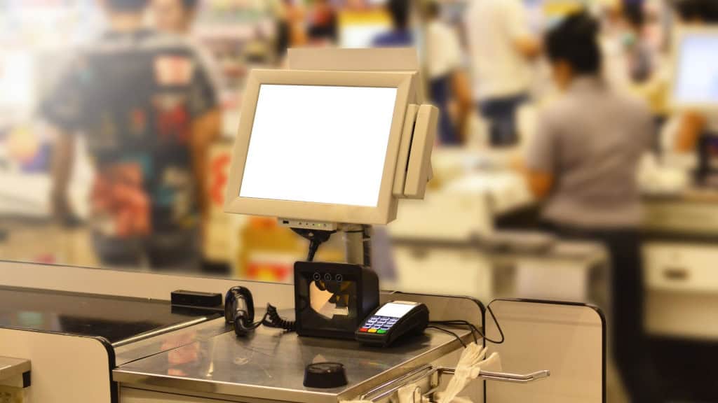 Terminal de ponto de venda (POS) na loja ou pagamento com cartão de crédito para compras com máquina EDC na loja de departamentos, com cliente e caixa desfocados ao fundo e iluminação suave.