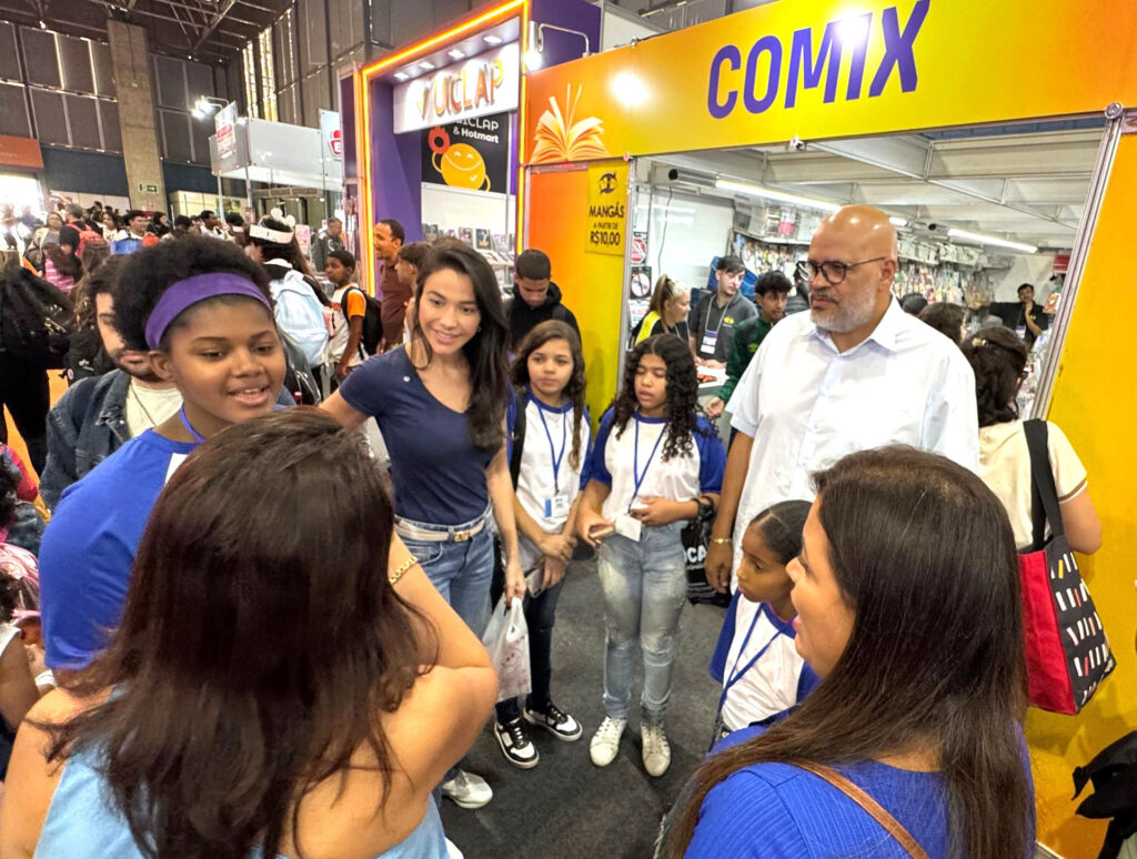Alunos da rede municipal de Belford Roxo vencedores do Concurso de Redação marcam presença na Bienal do Livro