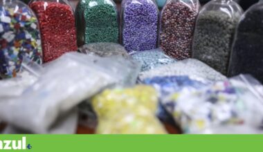 Fardos, flocos e farinha de plástico: fomos conhecer uma unidade de reciclagem | Reportagem