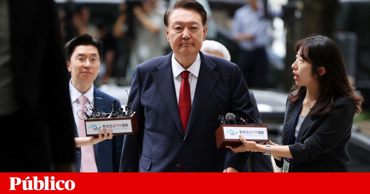 Ex-Presidente da Coreia do Sul despe-se e deita-se no chão para não ser interrogado | Coreia do Sul