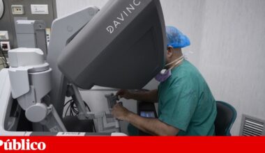 Filha doa fígado à mãe no primeiro transplante totalmente robótico em Portugal | Saúde