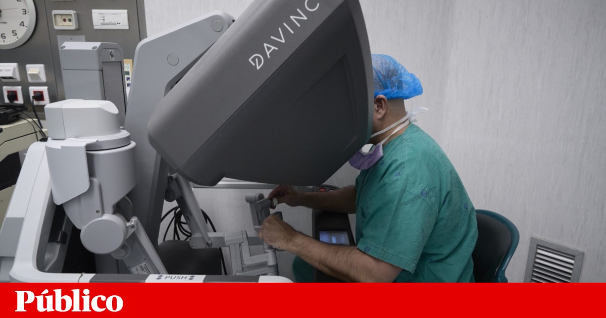 Filha doa fígado à mãe no primeiro transplante totalmente robótico em Portugal | Saúde