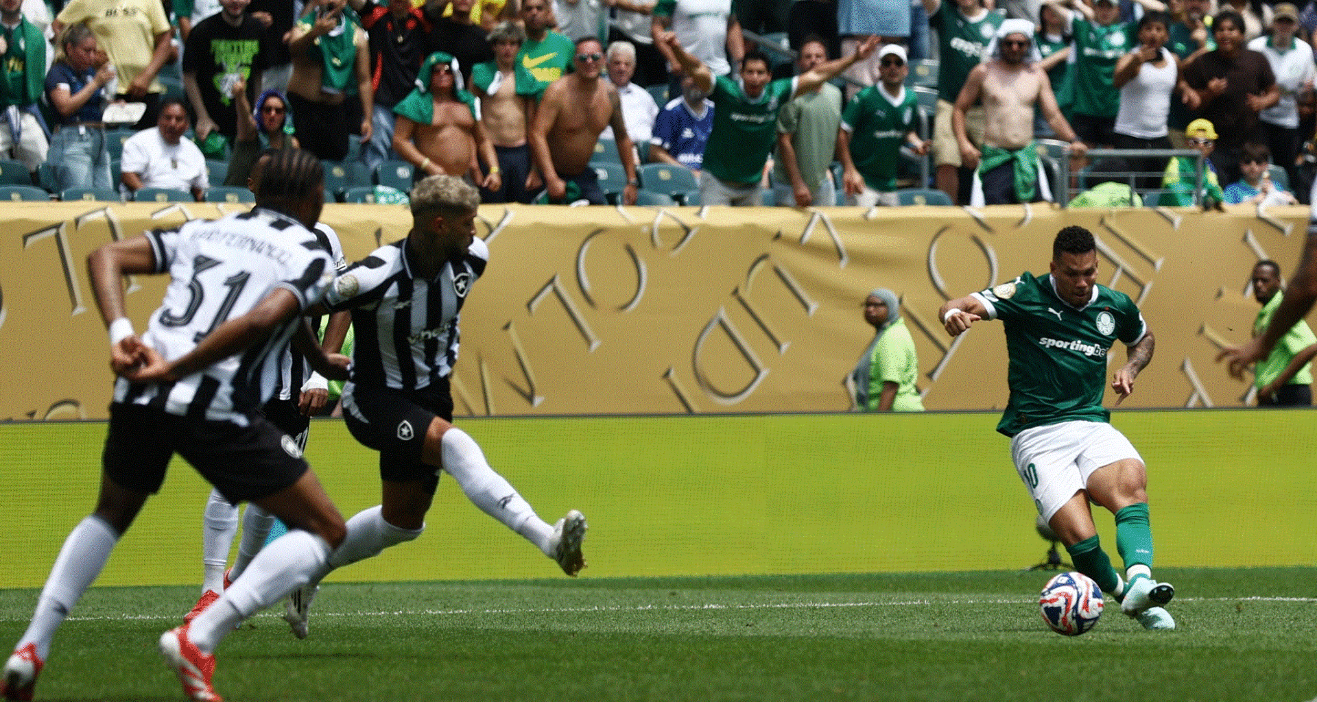 Adeptos atacam centro de treinos do Palmeiras com “bombas e petardos” | Futebol