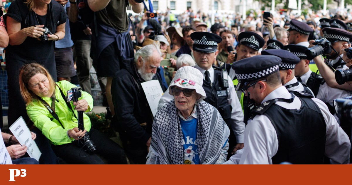 Cartazes satíricos colocados em Londres depois da detenção de idosos pró-Palestina | Reino Unido