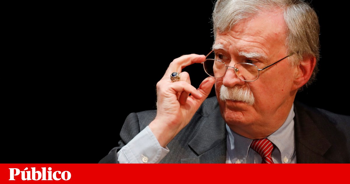 FBI conduz buscas na casa de John Bolton, antigo conselheiro de Trump tornado crítico | EUA