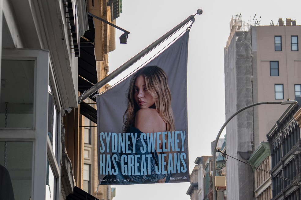Um banner exibe uma campanha publicitária da American Eagle com Sydney Sweeney na cidade de Nova York, EUA, em 4 de agosto de 2025 — Foto: David 'Dee' Delgado/Reuters