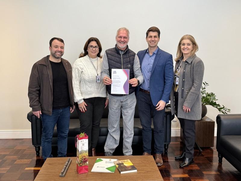 Emílio Finger é patrono da 45ª edição da Feira do Livro