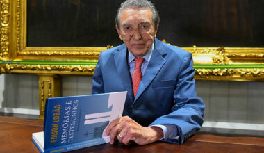 Autor do livro "Memórias e Testemunhos – Revelações Políticas", ex-senador Edison Lobão, autografa livro.