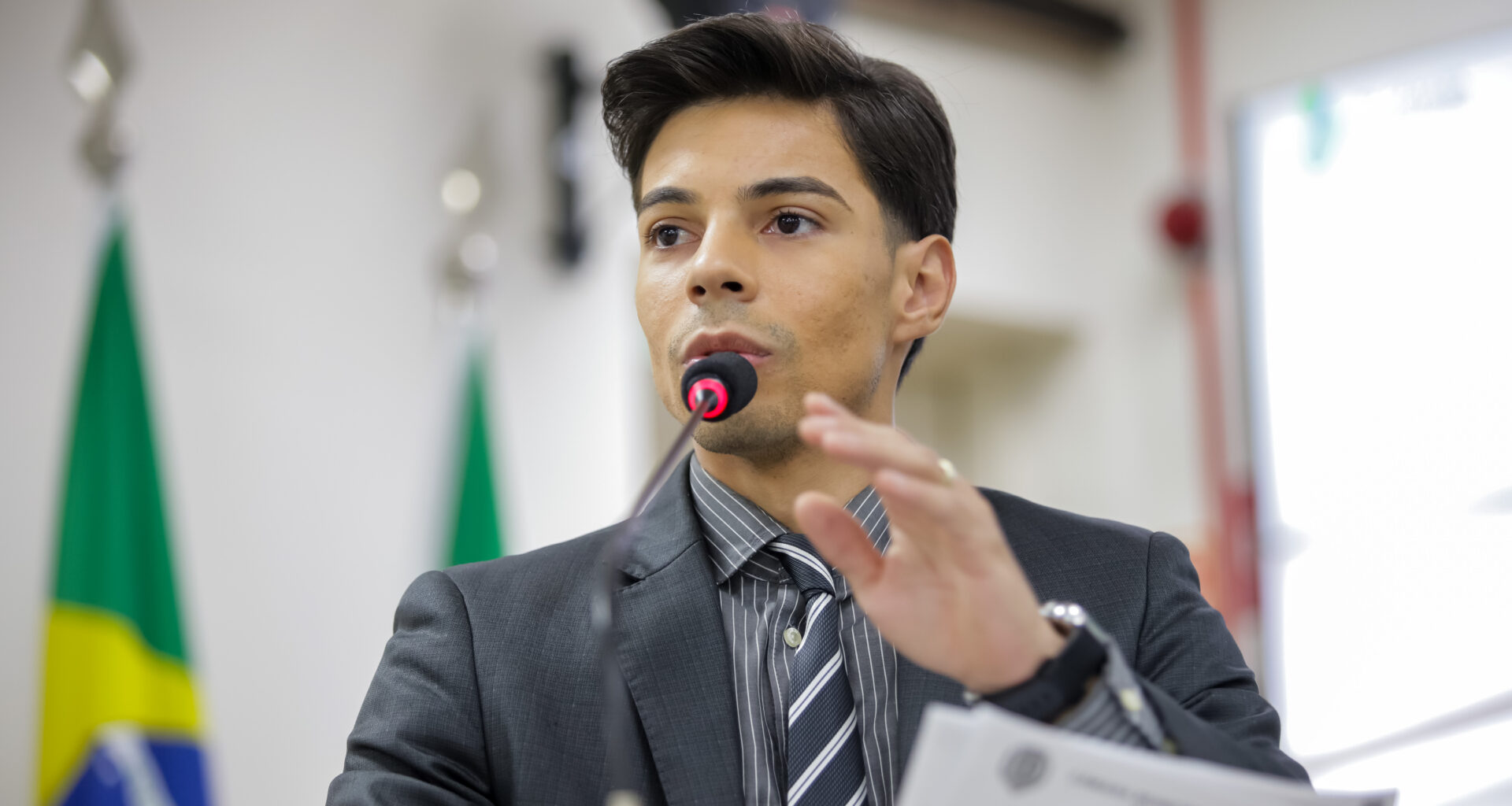 Câmara aprova moção de aplausos a pastor por lançamento de livro