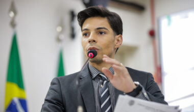 Câmara aprova moção de aplausos a pastor por lançamento de livro
