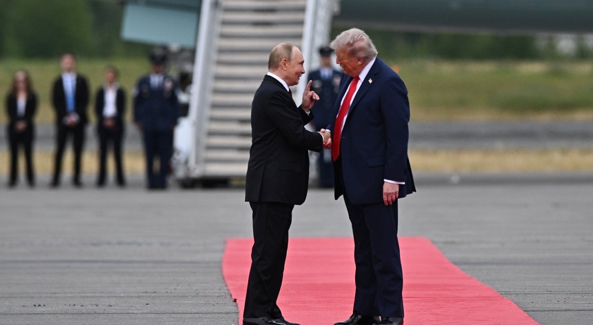 Trump volta a ameaçar Rússia com sanções