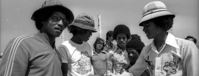 Michael Jackson, ainda adolescente, desembarca pela primeira vez no país, no Aeroporto do galeão, em 1974, acompanhado dos irmãos, com quem formava o grupo The Jackson 5. A turnê do grupo passou por capitais como Rio, Brasília, São Paulo e Belo Horizonte. Ao longo de sua trajetória artística, o astro esteve no Brasil outras duas vezes, já em carreira solo e consagrado com ícone da música internacional: em 1993 e 1996  — Foto: Arquivo / Agência O Globo