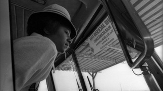 O cantor Michael Jackson, ainda membro do grupo The Jackson 5, chega ao Aeroporto do Galeão, Rio de Janeiro, em 16 de setmbro de 1974  — Foto: Arquivo / Agência O Globo