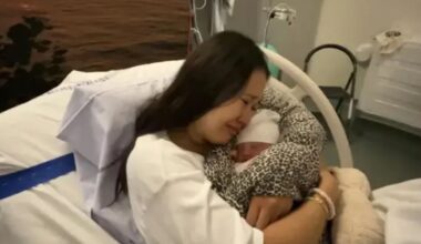 Bebé retirada por traumas sofridos pela mãe. Tinha nascido há uma hora