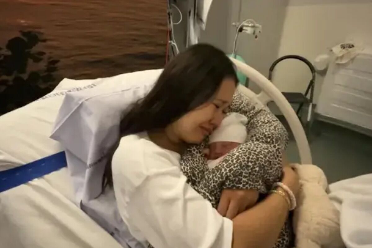 Bebé retirada por traumas sofridos pela mãe. Tinha nascido há uma hora
