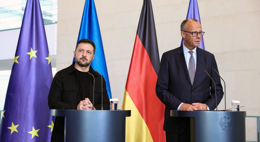 Líderes da UE e Zelensky transmitem a Trump que a Ucrânia "deve estar na mesa" das negociações