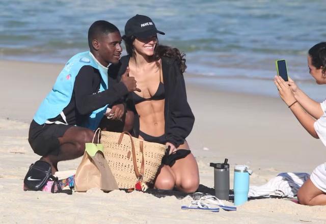 SBT TV | Bruna Marquezine aproveita dia de praia de biquíni e esbanja simpatia com fãs