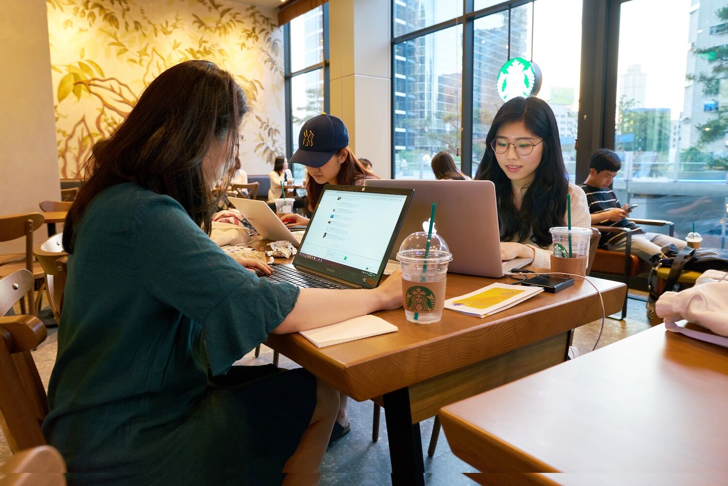 Starbucks pede aos sul-coreanos que não tragam monitores, impressoras e separadores
