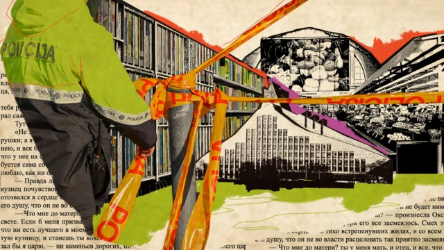 Imagem mostra um policial de costas e, ao fundo, a Biblioteca Nacional da Letônia.