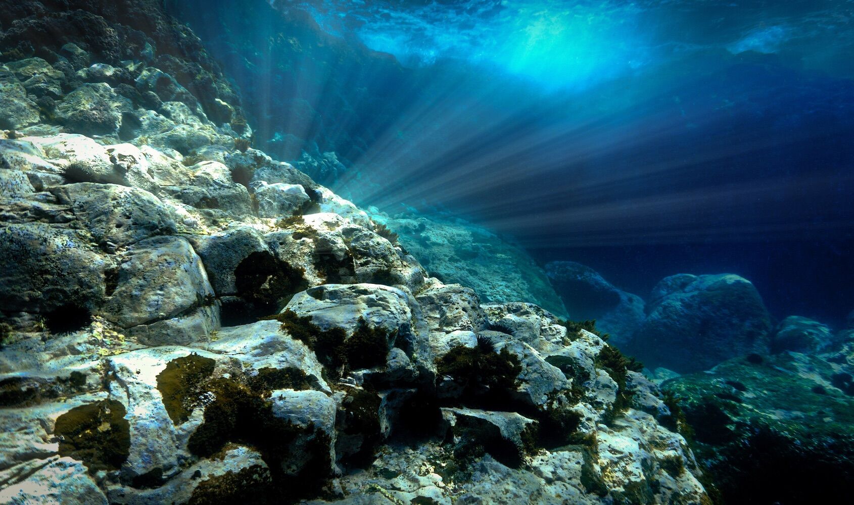 Gigantescos pedaços do fundo do mar estão misteriosamente de pernas para o ar