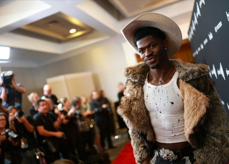Rapper Lil Nas X é preso por andar seminu em Los Angeles