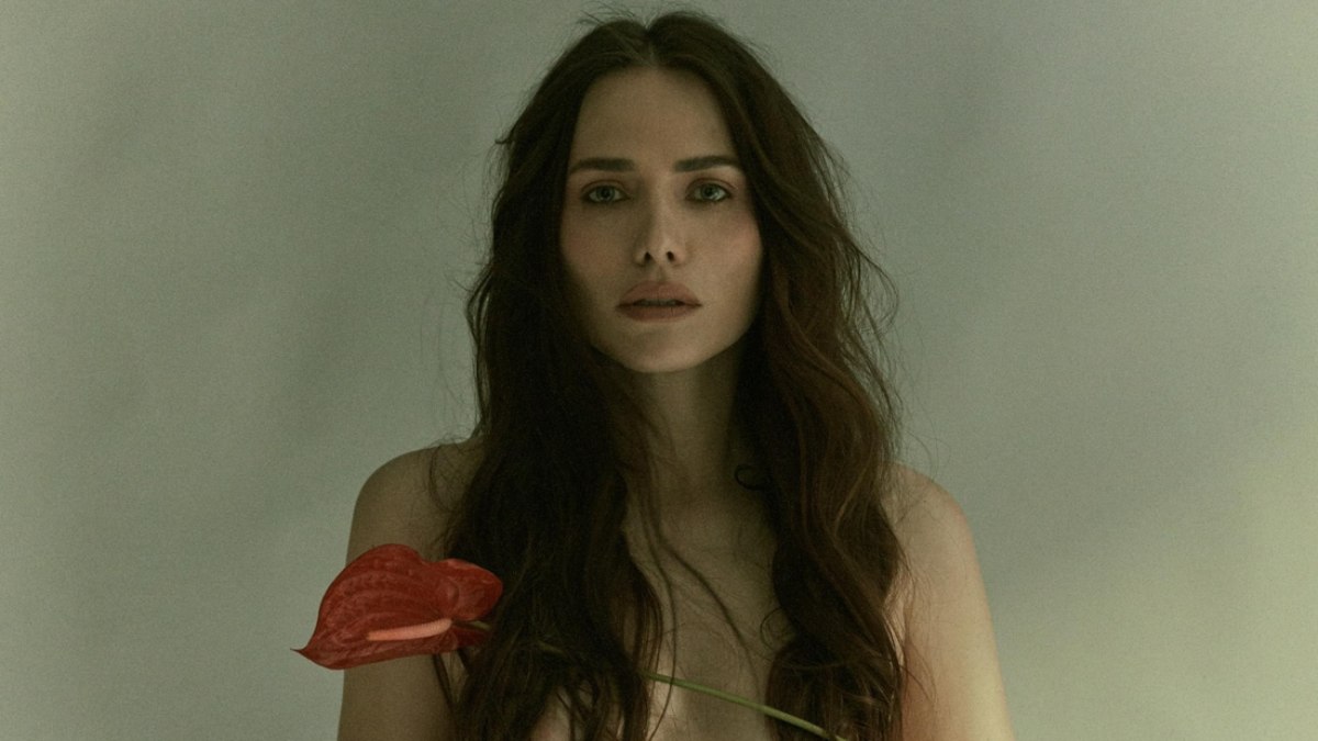 Letícia Colin posta fotos ousadas e causa furor: 'Poesia pura'